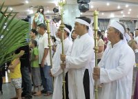 Giáo dân Tân Thái Sơn Tham dự nghi thức viếng chặng đàng và Hôn Chan Chúa.